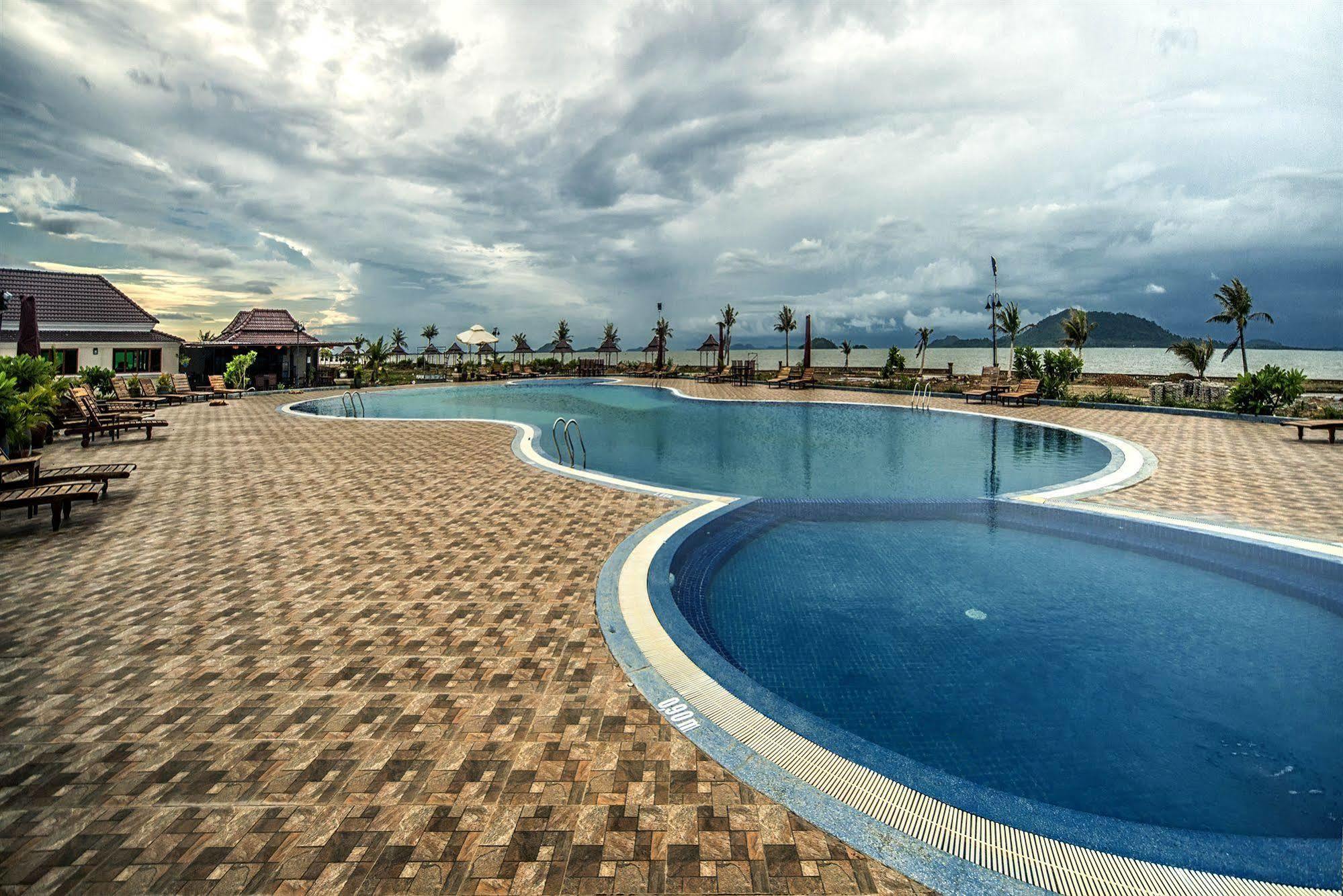 Rock Royal Hotel & Resort Kep Exterior photo